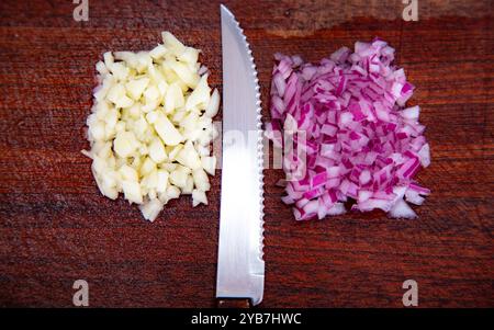 Das klassische dynamische Duo aus Gewürzen, gehackten Zwiebeln und Knoblauch Stockfoto