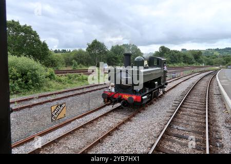 Der GWR-Gepäckwagen Nr. 1369 fährt um seinen Zug am Bahnhof Totnes Riverside an der South Devon Railway. Stockfoto