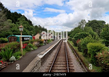 Bahnhof Staverton an der South Devon Railway, von der Rückseite eines vorbeifahrenden Zuges aus gesehen. Stockfoto