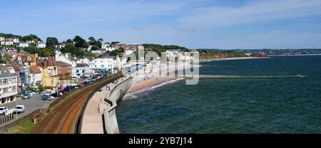 Der Midland Pullman Luxus-Hochgeschwindigkeitszug fährt entlang der Meeresmauer in Dawlish, South Devon, Richtung Paignton. Stockfoto