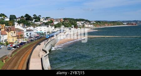 Der Midland Pullman Luxus-Hochgeschwindigkeitszug fährt entlang der Meeresmauer in Dawlish, South Devon, Richtung Paignton. Stockfoto