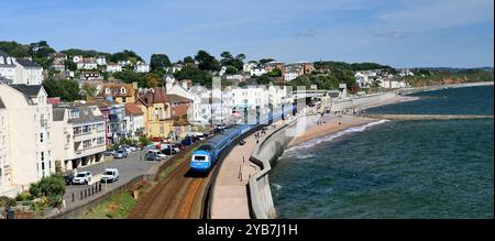 Der Midland Pullman Luxus-Hochgeschwindigkeitszug fährt entlang der Meeresmauer in Dawlish, South Devon, Richtung Paignton. Stockfoto