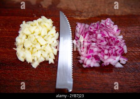 Das klassische dynamische Duo aus Gewürzen, gehackten Zwiebeln und Knoblauch Stockfoto