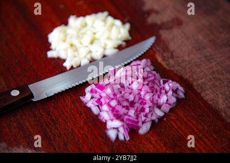 Das klassische dynamische Duo aus Gewürzen, gehackten Zwiebeln und Knoblauch Stockfoto