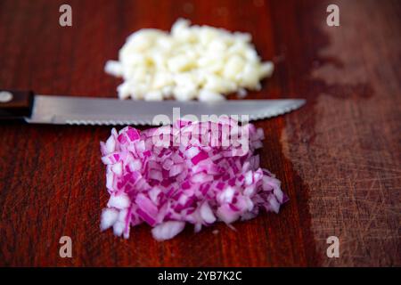 Das klassische dynamische Duo aus Gewürzen, gehackten Zwiebeln und Knoblauch Stockfoto