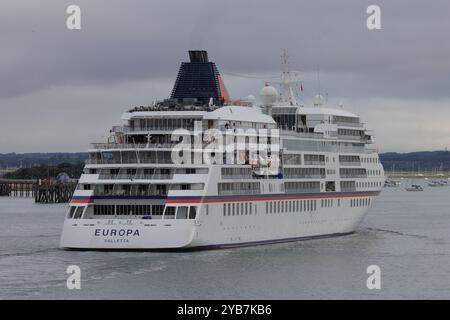 Das Passagierkreuzschiff MS EUROPA fährt den Hafen hinauf in Richtung des internationalen Hafenterminals Stockfoto