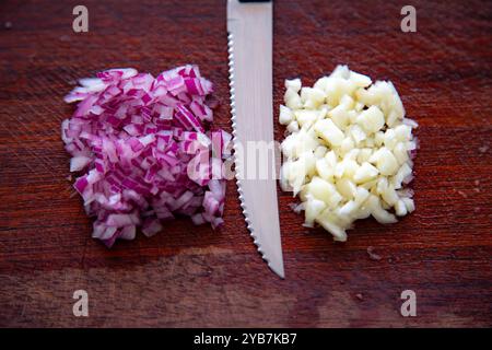 Das klassische dynamische Duo aus Gewürzen, gehackten Zwiebeln und Knoblauch Stockfoto