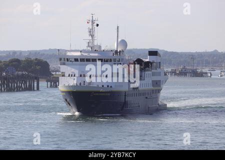 Die Lindblad Expeditions Passagierkreuzfahrtschiff MS NATIONAL GEOGRAPHIC EXPLORER verlässt den Hafen Stockfoto