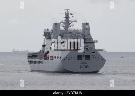 Der Schnelltanker RFA TIDESURGE der Royal Fleet Auxiliary startet von der Marinebasis und steuert in die Solent Stockfoto