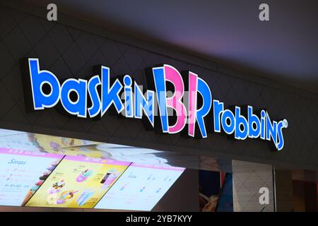 Shanghai, China, 30. Juli 2023: Baskin-Robbins-Ladenschild und Firmenlogo Stockfoto