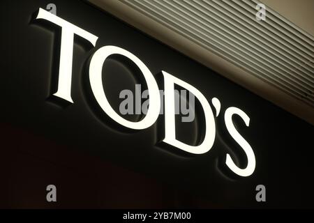 Shanghai, China - 29. Juli 2023: Tod's Ladenschild und Firmenlogo Stockfoto