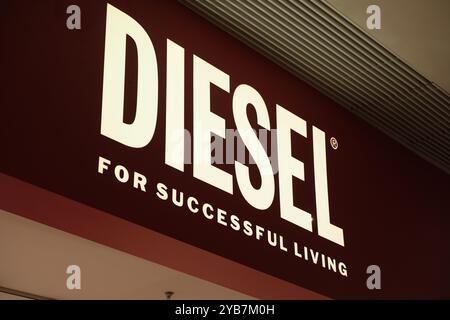 Shanghai, China - 29. Juli 2023: Diesel-Ladenschild und Firmenmarkenlogo Stockfoto