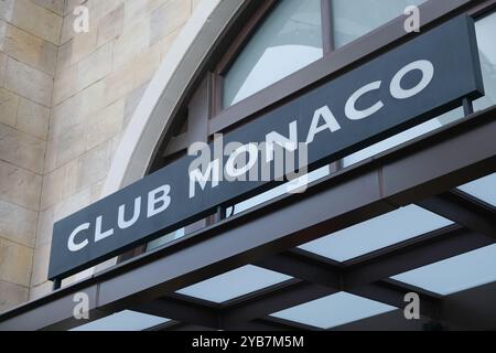 Suzhou, China-20. August 2023: Logo des Club Monaco Store, Firmenlogo Stockfoto