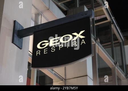 Suzhou, China - 20. August 2023: Geox Store Sign Brand Logo Stockfoto