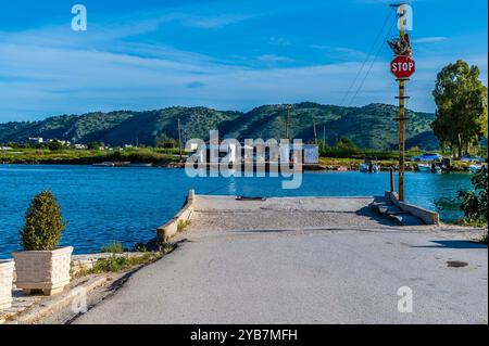 Ein Blick auf die Fähre über die Korfu-Straße neben den antiken Ruinen in Butrint, Albanien im Sommer Stockfoto