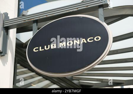 Shanghai, China – 2. September 2023: Logo des Club Monaco Store, Firmenlogo Stockfoto