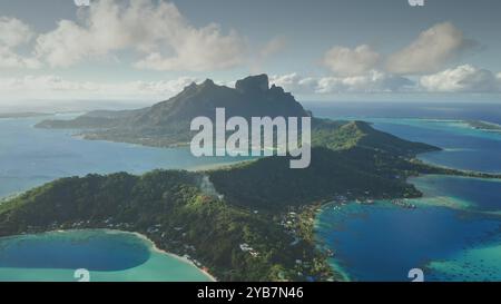 Panoramablick auf die Insel Bora Bora in Französisch-Polynesien. Atemberaubende Aussicht auf die tropische Insel, grüne Bergkette, Meeresbucht türkisfarbene Lagune und Korallenriff. Luxuriöser abgelegener Urlaub, exotische Reisen Stockfoto