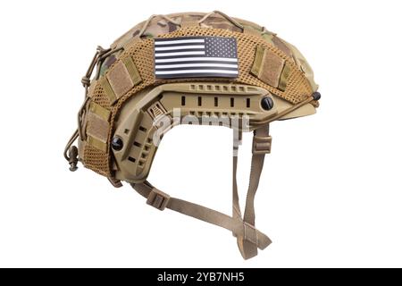 Getarnter Militärhelm mit US-Flaggenaufnäher isoliert auf weißem Hintergrund. Stockfoto