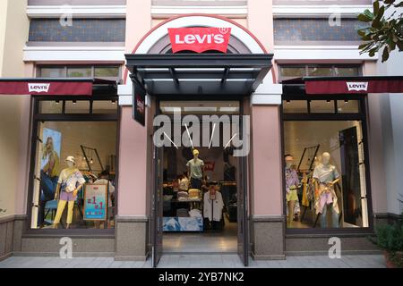 Suzhou, China-20. August 2023: Fassade des großen Levi's Bekleidungsgeschäfts Stockfoto