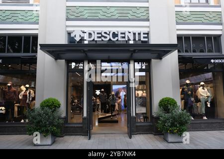 Suzhou, China-20. August 2023: Fassade eines großen Descente Bekleidungsgeschäfts mit Kunden Stockfoto