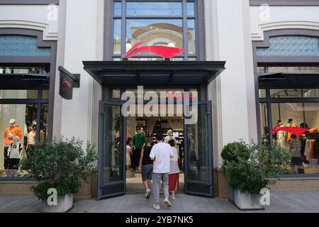 Suzhou, China-20. August 2023: Großes Li-Ning-Einzelhandelsgeschäft mit Kunden Stockfoto