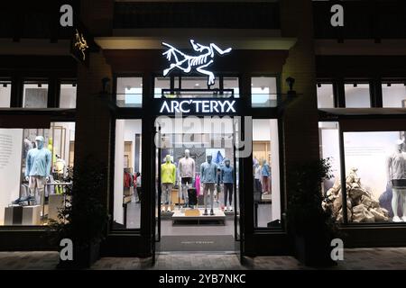 Suzhou, China-20. August 2023: Fassade des großen Arc'teryx Bekleidungsgeschäfts Stockfoto