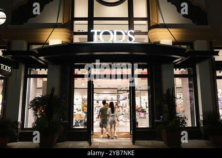 Suzhou, China-20. August 2023: Fassade eines großen tot-Einzelhandelsgeschäfts mit Kunden Stockfoto