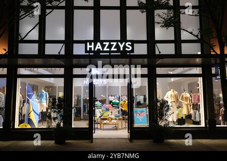 Suzhou, China-20. August 2023: Fassade des großen HAZZYS Bekleidungsgeschäfts Stockfoto