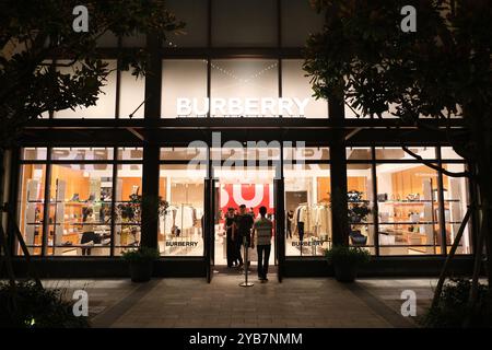 Suzhou, China, 20. August 2023: Großes Burberry-Einzelhandelsgeschäft mit Kunden Stockfoto
