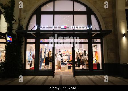 Suzhou, China-20. August 2023: Fassade des großen Tommy Hilfiger Bekleidungsgeschäfts Stockfoto