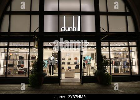 Suzhou, China-20. August 2023: Große Fassade des dunhill Einzelhandels Stockfoto