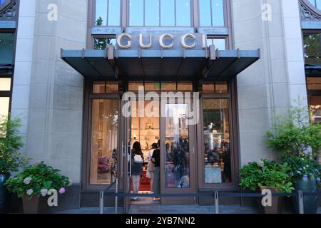 Shanghai, China – 2. September 2023: Fassade eines großen GUCCI-Einzelhandelsgeschäfts mit Kunden Stockfoto