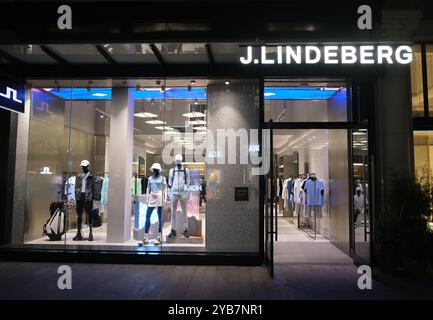 Suzhou, China-20. August 2023: Fassade des großen J.. Lindeberg Bekleidungsgeschäft Stockfoto