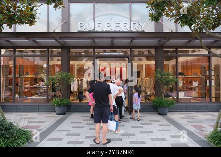 Suzhou, China-20. August 2023: Viele Kunden stehen in einem großen Burberry Flagship Store an Stockfoto