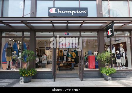 Suzhou, China-20. August 2023: Fassade großer Champion Bekleidungseinzelhandel Stockfoto