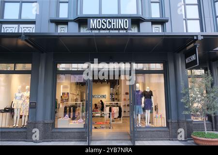 Suzhou, China-20. August 2023: Fassade eines großen Moschino-Bekleidungsgeschäfts Stockfoto