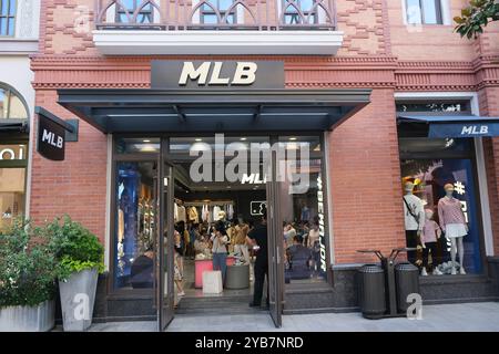 Suzhou, China-20. August 2023: Großes MLB-Bekleidungsgeschäft mit Kunden Stockfoto