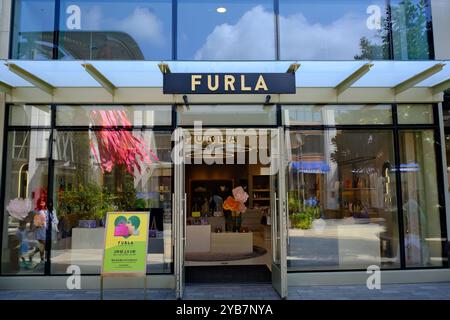 Shanghai, China - 2. September 2023: Fassade eines großen Furla-Einzelhandelsgeschäfts Stockfoto