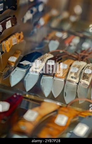 Taschenmesser auf dem Ladentisch Stockfoto