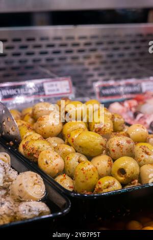 Oliven auf verschiedene Weise mariniert Stockfoto