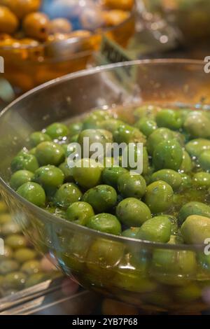 Oliven auf verschiedene Weise mariniert Stockfoto