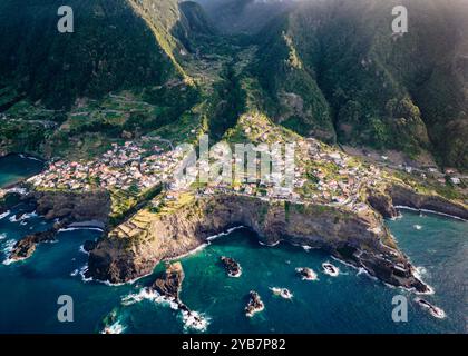 Atemberaubende Landschaft eines Küstendorfes Stockfoto