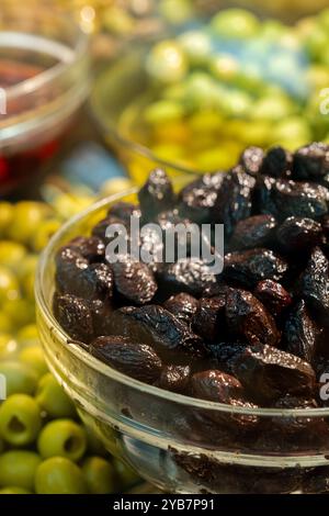 Oliven auf verschiedene Weise mariniert Stockfoto
