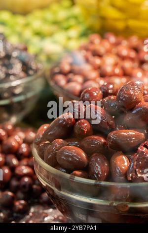 Oliven auf verschiedene Weise mariniert Stockfoto