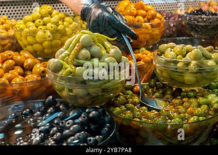 Oliven auf verschiedene Weise mariniert Stockfoto