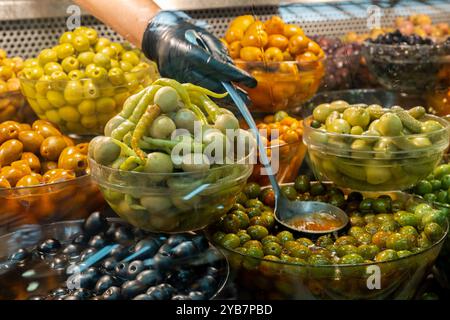 Oliven auf verschiedene Weise mariniert Stockfoto