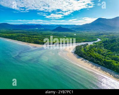 Atemberaubender Blick aus der Luft auf einen tropischen Strand und Fluss, umgeben von üppigem Grün Stockfoto