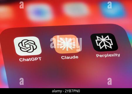 Shanghai, China-6. Mai 2024: OpenAI ChatGPT, Anthropic Claude und Perplexity Mobile APP Icons auf dem Bildschirm. Verschiedene KI-Chatbots Stockfoto