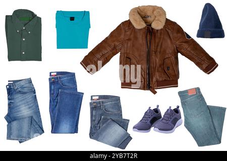 Collage-Set mit stilvoller männlicher Kleidung auf weiß. Verschiedene trendige, stylische Stretchhosen aus blauem Denim. Herren-Outfit. Jeansmode für Männer. Lederjacke, Hut Stockfoto