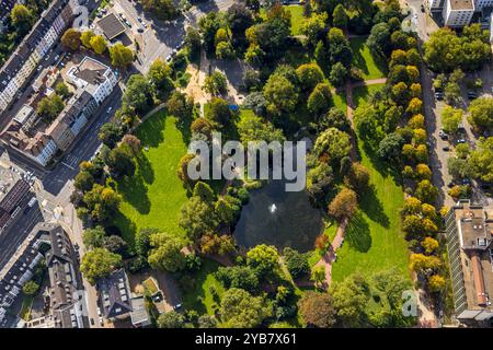 Luftbild, Stadtgarten und Teich mit Fontäne, grüne Bäume, Südviertel, Essen, Ruhrgebiet, Nordrhein-Westfalen, Deutschland ACHTUNGxMINDESTHONORARx60xEURO *** Luftansicht, Stadtgarten und Teich mit Brunnen, grünen Bäumen, Südteil, Essen, Ruhrgebiet, Nordrhein-Westfalen, Deutschland ACHTUNGxMINDESTHONORARx60xEURO Stockfoto